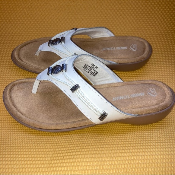 Woman's Minnetonka Silverthorne Flip-Flops Size 10 M color White - Picture 3 of 8